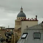 Coeur de PARIS Situation exceptionnelle Place Maubert Vue Paris Joli Studio tout équipé clair calme ascenseur climatisation