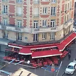 Coeur de PARIS Situation exceptionnelle Place Maubert Vue Paris Joli Studio tout équipé clair calme ascenseur climatisation