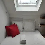 Coeur de PARIS Situation exceptionnelle Place Maubert Vue Paris Joli Studio tout équipé clair calme ascenseur climatisation