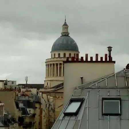 Coeur De Situation Exceptionnelle Place Maubert Vue Joli Equipe Clair Calme Ascenseur Climatisation Parigi